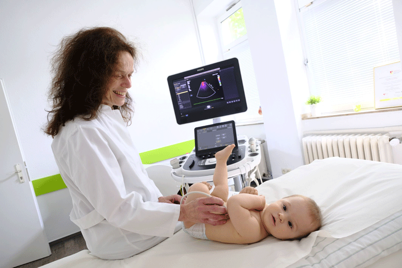 Dr. Herberg untersucht Baby /Dr. Herberg untersucht die Herzen der Babys im Mutterleib und nach der Geburt.