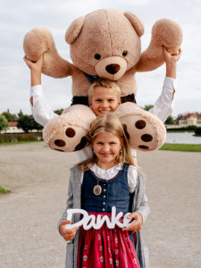 Herzkind Antonia mit ihrem Bruder und Bären Moritz